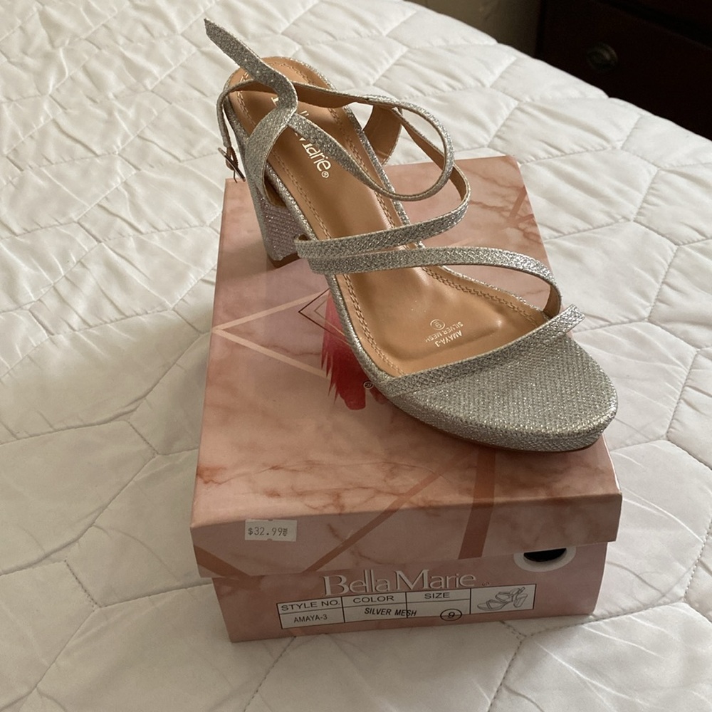 WOMANS SILVER HEELS - Picture 3 of 3